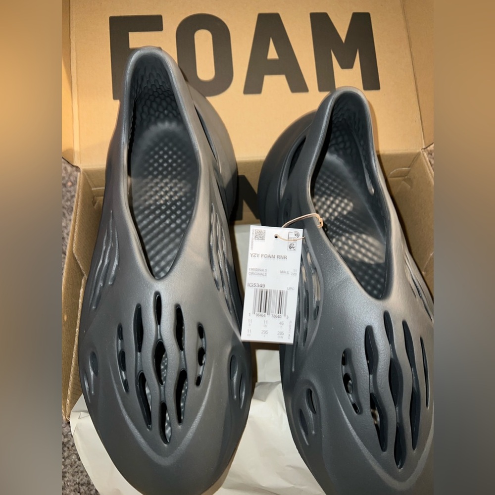 Yeezy foam runner “Carbon” Size 11